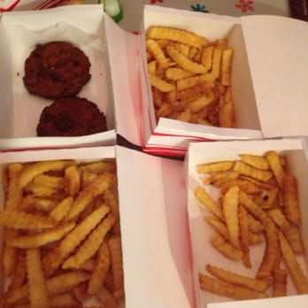 The Ocean Roll - Moldy pre-frozen tasting fries and burnt clam cakes that are more bread than clam - Seafood Near Me - Kennebunk, Maine