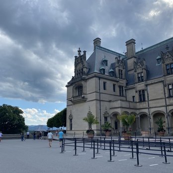 Biltmore Estate - Entrance had good line to avoid covid - Hotels Near Me - Asheville, North Carolina