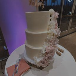 Amazed by how full the flowers were on the cake also provided by floral sensations. Amazed by how full the flowers were on the cake also provided by floral sensations.