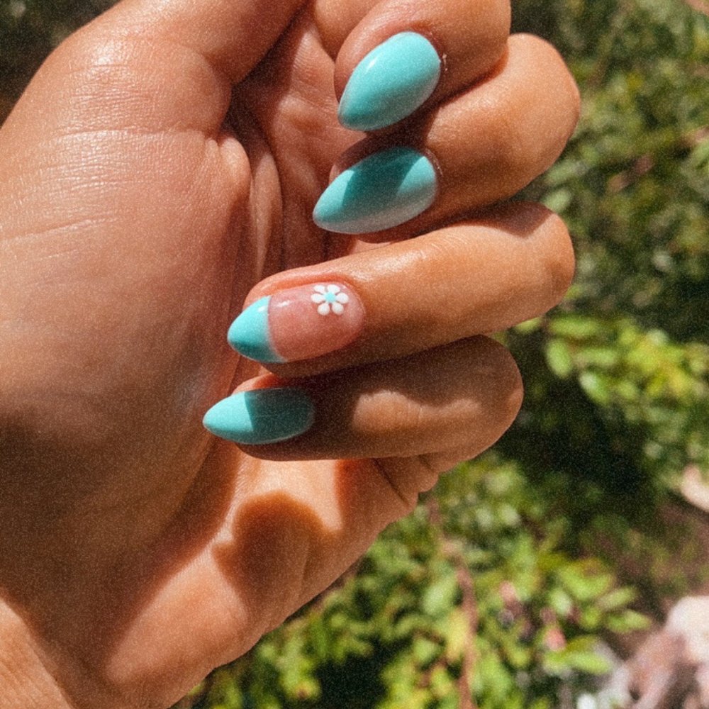 Posh Polish Salon - Hannah does it again!! My new daisy design is my favorite so far, I'm in love with my nails AGAIN! - Nail Salons Near Me - San Jose, California Posh Polish Salon - Hannah does it again!! My new daisy design is my favorite so far, I'm in love with my nails AGAIN! - Nail Salons Near Me - San Jose, California
