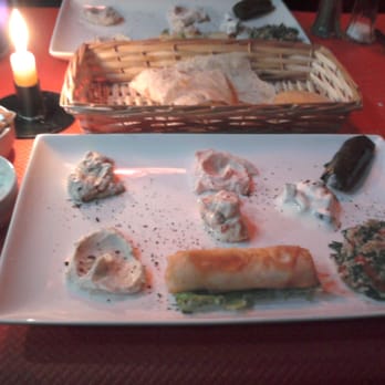 Yol - Le Mezze : assortiment d'entrées (houmous, tarama, tzatziki, feuille de fromage, feuille de vigne farcie, caviar d'aubergine). - French Near Me - Lille, 59