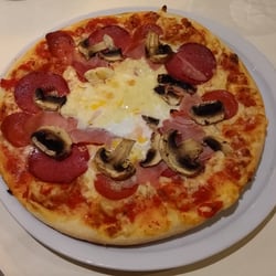 Pizzeria Napoli - Pizza Speciale mit Salami, Peperoniwurst, Pilze, Schinken und Ei, aber ohne Paprika.