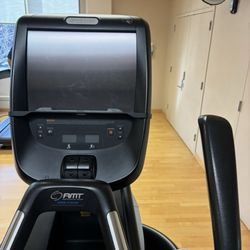 Downtown Oakland Branch YMCA - I got on this machine, only to realize that it was not working at all. Staff hadn't gotten around to even labeling it "out of order."