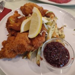 Restaurant Kupferberg - Wiener Schnitzel mit Rosmarin-Kartoffelsitcks (26,90 €) und Zwiebel-Preiselbeer-Chutny (3 €)