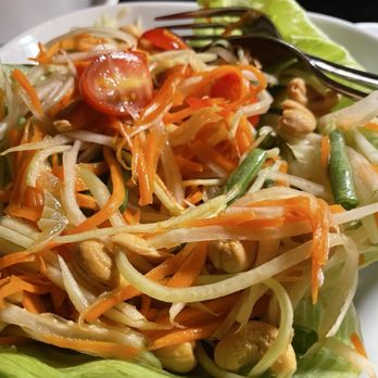 Noi - Amazing green papaya salad! - Thai Near Me - Prague, Puerto Rico