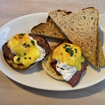 Toast Kitchen & Bar - Classic Benedict - Breakfast & Brunch Near Me - Brea, California