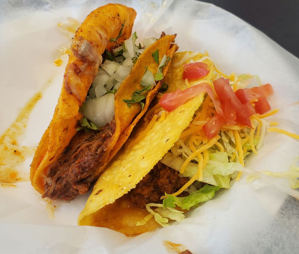 Victor's Taco Shop Logo