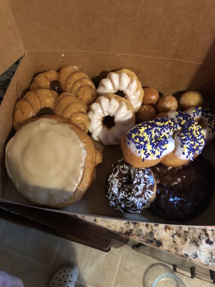 DONUT HUT 20 Photos & 57 Reviews Donuts 31 Little Canada Rd E, Saint Paul, MN Phone