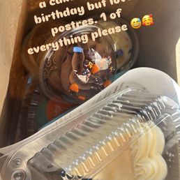 Cheesecake, double chocolate cupcake, red velvet cupcake, mini cookies, banana pudding tres leches, alfaros, macaroons