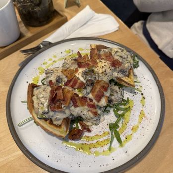 Café Pista - Mushroom bacon waffles - Breakfast & Brunch Near Me - Montreal, Quebec Café Pista - Mushroom bacon waffles - Breakfast & Brunch Near Me - Montreal, Quebec