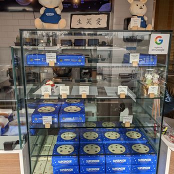Supermoon Japanese Style Cheesecakes - Display case - Desserts Near Me - Newmarket, Ontario