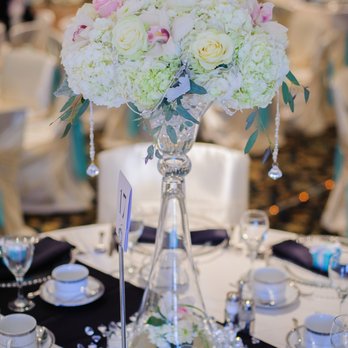 Cerise Floral Studio - Tall table centerpiece - Florists Near Me - Edmonton, Alberta Cerise Floral Studio - Tall table centerpiece - Florists Near Me - Edmonton, Alberta