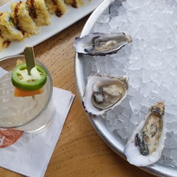 Roe Seafood Restaurant - Crunch roll & oysters - Seafood Near Me - Long Beach, California Roe Seafood Restaurant - Crunch roll & oysters - Seafood Near Me - Long Beach, California