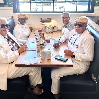 Jongewaard's Bake n Broil - Four hungry folks who waited 30 min for this food - American Near Me - Long Beach, California