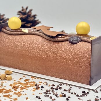 Maison Alyzée - Xmas Log 2025 Choco: Cacao biscuit, Hazelnut praliné crunchy Dark choco cremeux with a light touch of caramel Dark Choc mousse, Pearl finish - Bakeries Near Me - Burlingame, California