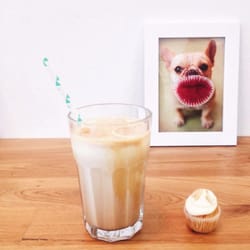 Easy-going Bakery - best partners: iced coffee and mini cupcakes!