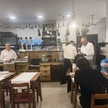 Restaurante Bonjardim - Photo 3: Main dining room - Portuguese Near Me - Lisbon, 11 Restaurante Bonjardim - Photo 3: Main dining room - Portuguese Near Me - Lisbon, 11