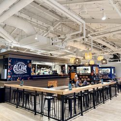 Lahaina Cannery Mall - Renovated food court featuring a food truck-design - VN