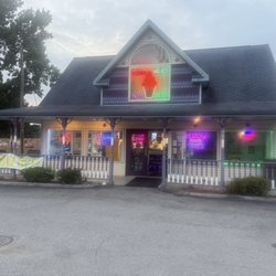 Ally’s Ice Cream & Grill Cafe - Nice neon