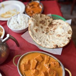 Everest on Grand - Naan, Chicken Tikka Masala and white rice