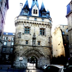 Porte Cailhau - L'une des portes emblématiques de Bordeaux... Ça ne vous fait pas penser à un visage ?