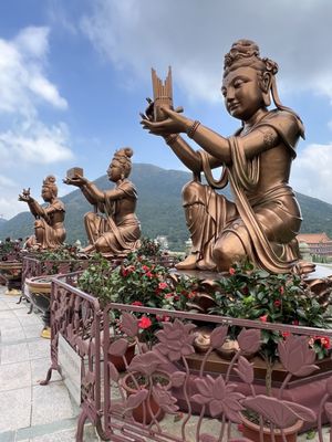 Tian Tan Buddha by null