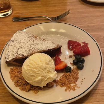 Laurel Grill - Berry pie - American Near Me - Culver City, California