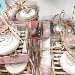 Calhoun Farmstead - Gift sets made with natural self-care products - Gift baskets made to order - DuBois Pa