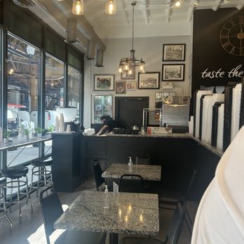 Cleo’s - Inside establishment - Southern Near Me - Chicago, Illinois