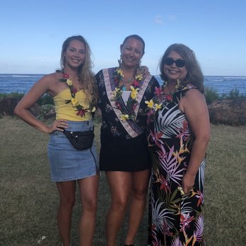 Luau Makaiwa - Another group photo beachside at Luau Makaiwa! - Hawaiian Near Me - Kapaa, Hawaii