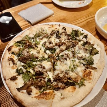 Bacari GDL - Smoked mushrooms pizza - Mediterranean Near Me - Glendale, California Bacari GDL - Smoked mushrooms pizza - Mediterranean Near Me - Glendale, California