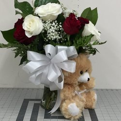 Dee’s Flowers & Gifts