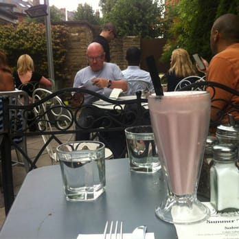 Mel's Cafe Bar - Strawberry milkshake - British Near Me - London, XGL Mel's Cafe Bar - Strawberry milkshake - British Near Me - London, XGL