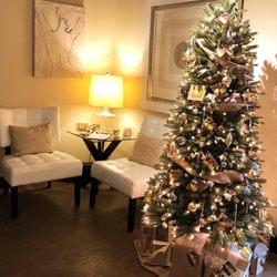 Bella Body and Sol - It's Beginning To Look A Lot Like Christmas At Bella! #bellabodyandsol #fairhavenwa #bellinghamwa #christmastree #christmasdecorations