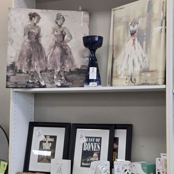 Snooty Fox Collective - Pretty home decor items - Used, Vintage & Consignment Near Me - Milford, Ohio Snooty Fox Collective - Pretty home decor items - Used, Vintage & Consignment Near Me - Milford, Ohio
