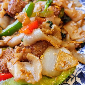 Chunn Thai Cuisine - Close up of drunken noodles with mock duck (green and red peppers, onions and Thai basil are among the ingredients) - Thai Near Me - Chicago, Illinois Chunn Thai Cuisine - Close up of drunken noodles with mock duck (green and red peppers, onions and Thai basil are among the ingredients) - Thai Near Me - Chicago, Illinois
