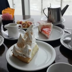 La Normandina - Te con limon para bajar las tortitas ;) lemon pie y tarta de frutillas