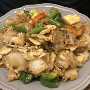 EatThai - Pad Kee Mao (Drunken Noodles) + Chicken (regular size) - Thai Near Me - Indianapolis, Indiana
