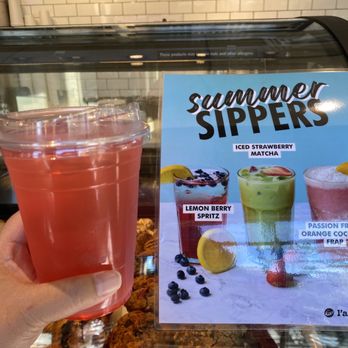 L'aromas Coffee - Reality vs image. No blueberries or lemon slice in drink. Sadness. - Coffee & Tea Near Me - Richmond, British Columbia