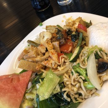 Lille Asia Majorstua - Second plate with noodles and curry and fresh fruit - Asian Fusion Near Me - Oslo, 03 Lille Asia Majorstua - Second plate with noodles and curry and fresh fruit - Asian Fusion Near Me - Oslo, 03