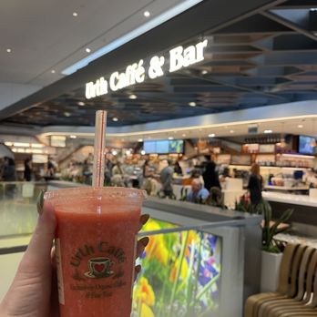 Urth Cafe - Strawberry fruit smoothie - Coffee & Tea Near Me - Los Angeles, California