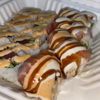 Smash Maui - Left: spicy tuna roll Right: smash roll - Food Trucks Near Me - Lahaina, Hawaii