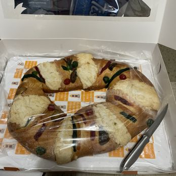 Don Paco Lopez Panaderia - Rosca mediana - Bakeries Near Me - New York, New York Don Paco Lopez Panaderia - Rosca mediana - Bakeries Near Me - New York, New York