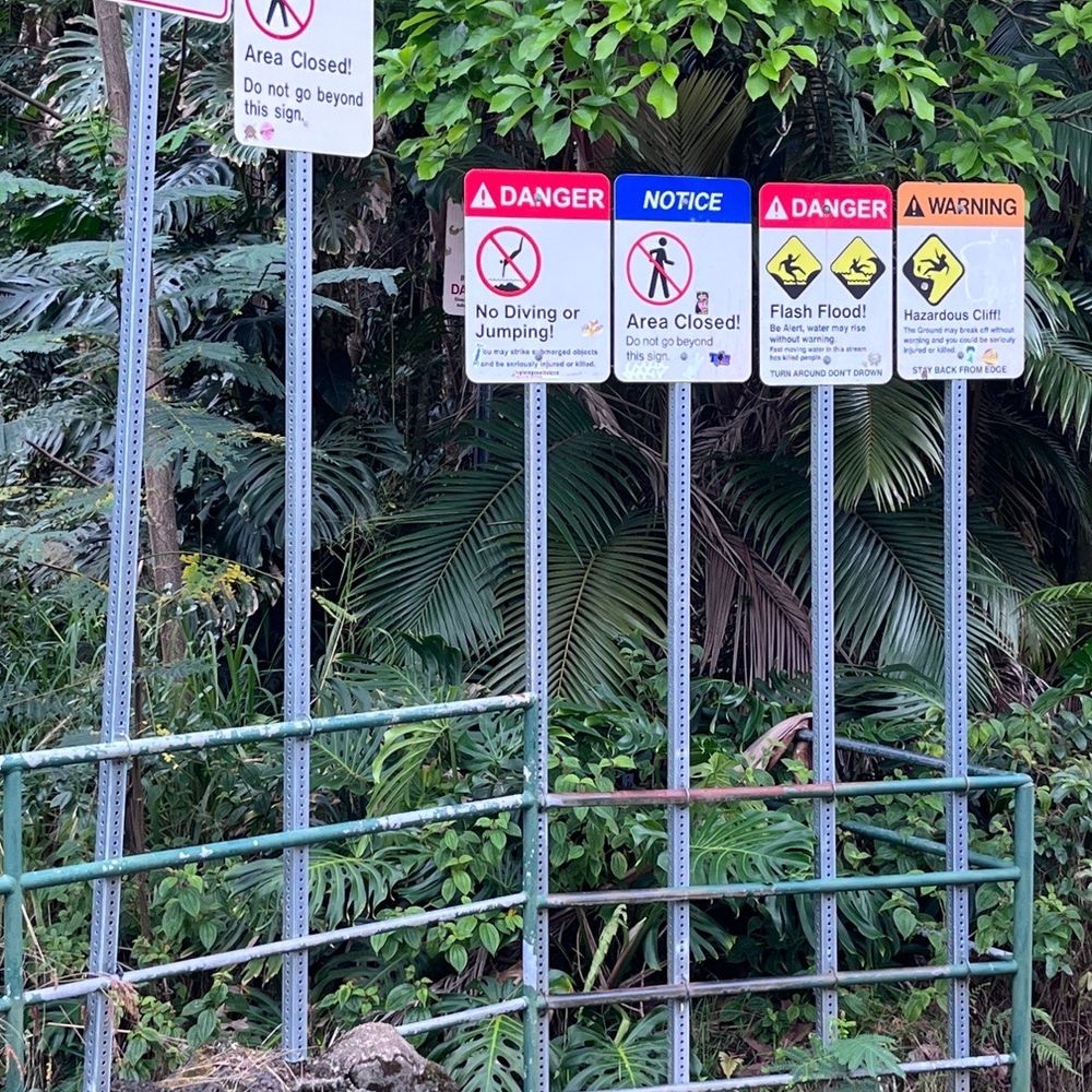 Pe'epe'e Falls & Boiling Pots - Warning signs - Parks Near Me - Hilo, Hawaii Pe'epe'e Falls & Boiling Pots - Warning signs - Parks Near Me - Hilo, Hawaii