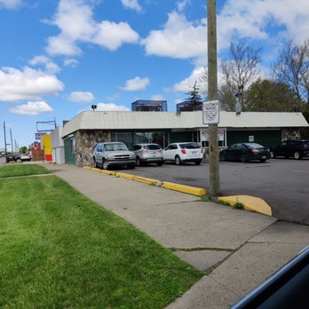 Bob's Pizza Palace - a view of the parking lot - Pizza Near Me - Detroit, Michigan