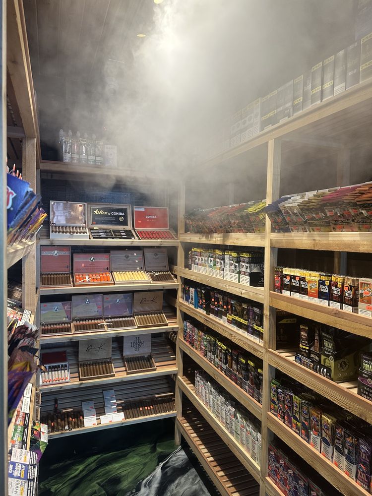 CASA DE SMOKES Updated August 2024 15 Photos 17246 Vanowen St