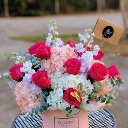 Life Garden Tx - Stunning hatbox arrangement.