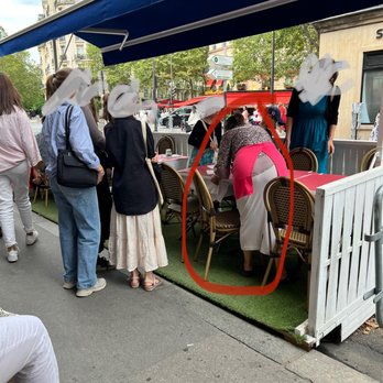 Il Grigio - Server circled in red. - Italian Near Me - Paris, 75
