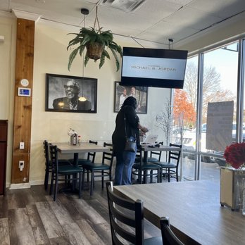 Collard Green Cafe - Dining area. - Cafes Near Me - Stone Mountain, Georgia