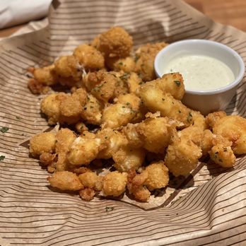 Cheddar's Scratch Kitchen - Wisconsin Cheese Bites - American Near Me - Hudson Oaks, Texas